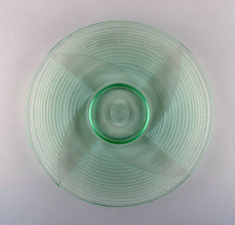 Daum Nancy, France. Large round art deco dish in mouth blown art glass. 1930 / 
40