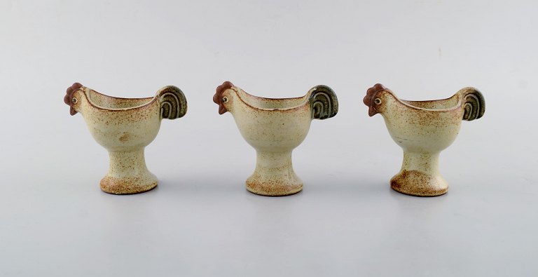 Lisa Larson for Gustavsberg. Tre æggebægre i glaseret keramik fra serien 
"Easter" udformet som høner. Dateret 1982.
