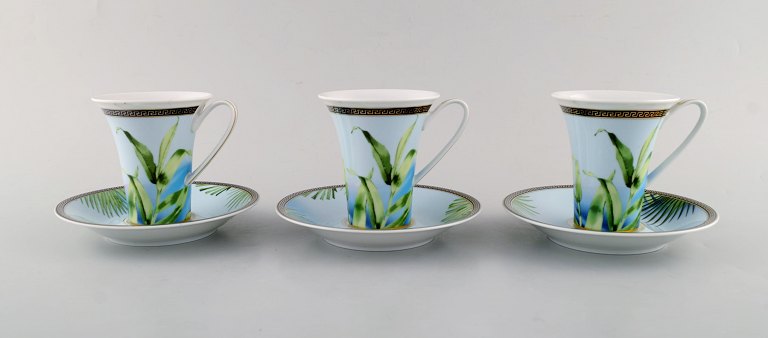 Gianni Versace for Rosenthal. Tre "Jungle" kaffekopper med underkop i porcelæn 
med gulddekoration og grønne blade. Sent 1900-tallet. 
