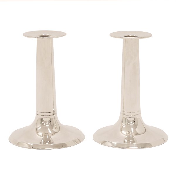 Preben Salomonsen, Denmark, 1964-2009: A pair of Sterlingsilver candle sticks. 
H: 17cm. W: 584gr