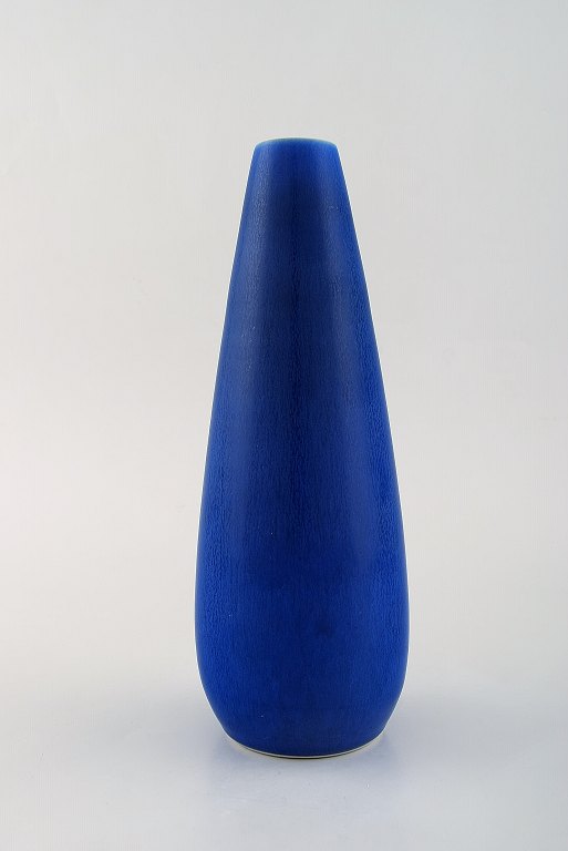 Per Linnemann-Schmidt for Palshus f. København 1912, d. 1999. Vase i glaseret 
keramik. Smuk harepels glasur i dybblå nuancer. 1960