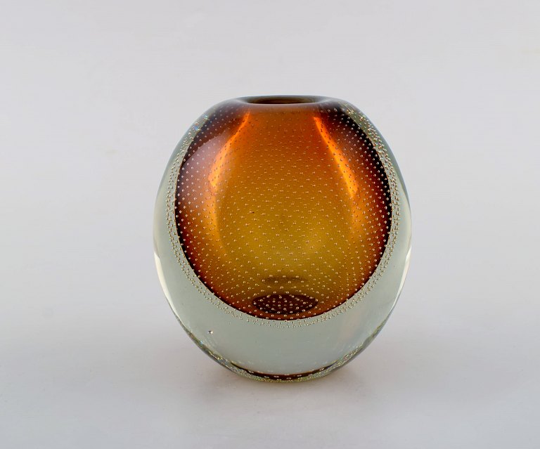 Gunnel Nyman for Nuutajärvi Notsjö. Vase in mouth blown art glass with inlaid 
air bubbles. 1940