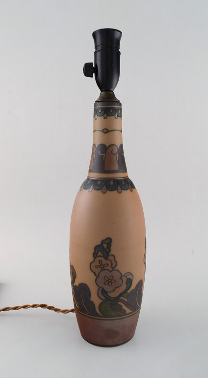Hjorth (Bornholm). Skønvirke lampe i glaseret keramik med blomstermotiver. 
Tidligt 1900-tallet.
