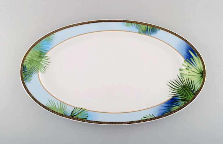 Gianni Versace for Rosenthal. Large "Jungle" serving dish with gold decoration 
and green leaves. Late 20th century.
