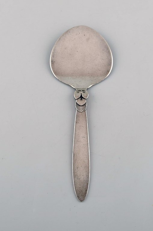 Early Georg Jensen "Cactus" serving spade in sterling silver. Dated 1933-44.
