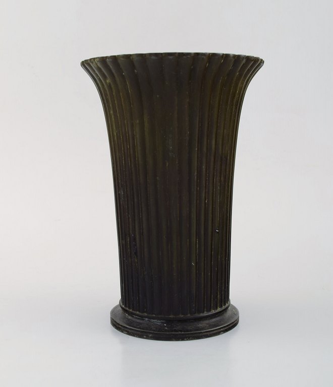 Just Andersen, Danmark. Art deco vase i diskometal. Modelnummer 2318. 1940