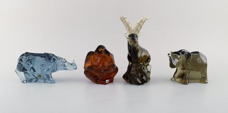 Paul Hoff for Svenskt glas. Fire figurer i form af stenbuk, næsehorn, orangutang 
og elefant. WWF. Midt 1900-tallet.
