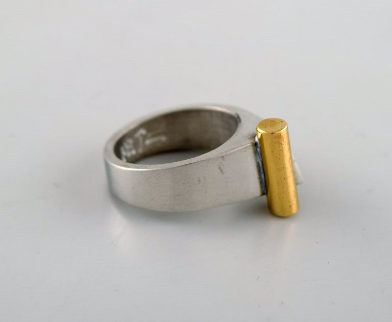 Micke Berggren, Sverige. Modernistisk designerring i tin og messing. Sent 
1900-tallet. 
