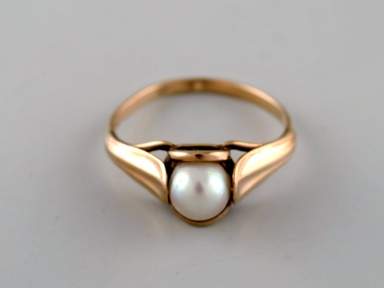 Scandinavian jeweler. 8 carat gold ring adorned with cultured pearl. 1930 / 
40