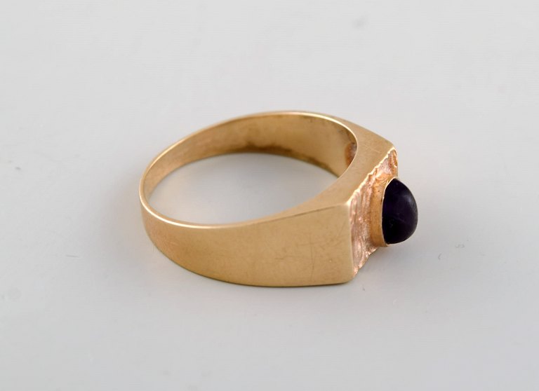 Scandinavian goldsmith. 14 carat modernist gold ring adorned with dark amethyst. 
Mid 20th century.
