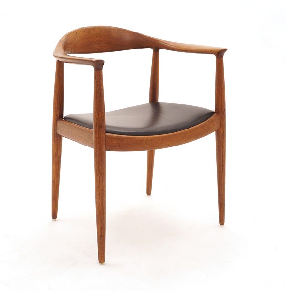 Hans J. Wegner, 1914-2007: The Chair, Teak. Reparierte Bruchstelle am Rücken. 
Der Stuhl ist stabil und eignet sich als Gebrauchsgegenstand. Sitz mit schwarzem 
Leder