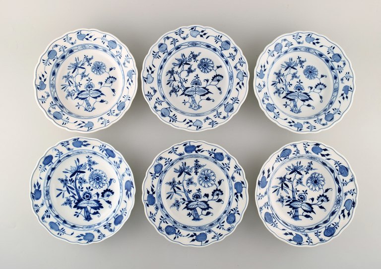 Seks antikke Meissen "Løgmønstret" dybe tallerkener i håndmalet porcelæn. 
Tidligt 1900-tallet. 

