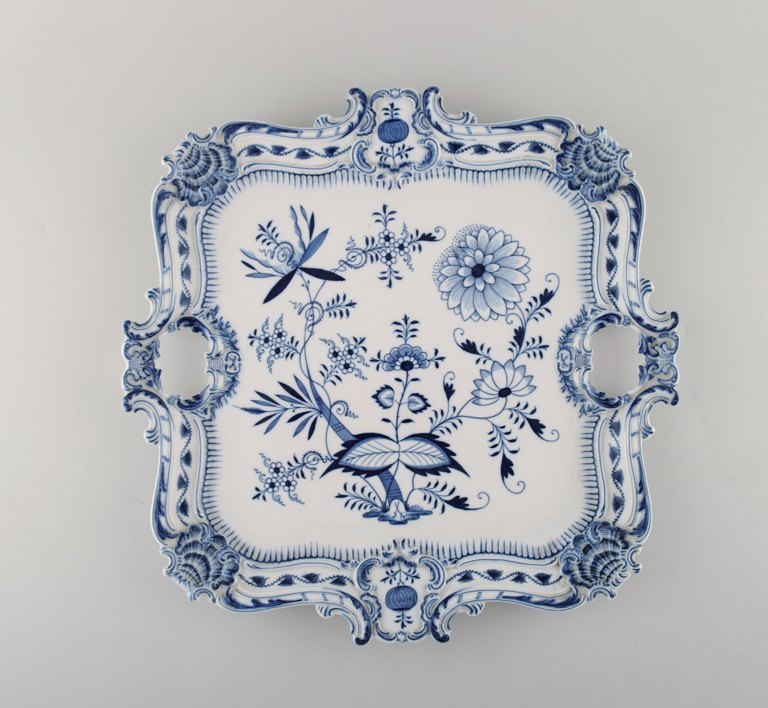 Stor antik Meissen "Løgmønstret" serveringsbakke i håndmalet porcelæn. Tidligt 
1900-tallet.
