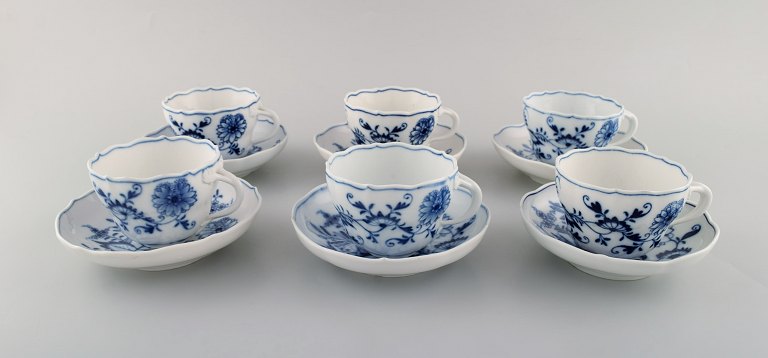Seks antikke Meissen "Løgmønstret" kaffekopper med underkop i håndmalet 
porcelæn. Tidligt 1900-tallet.

