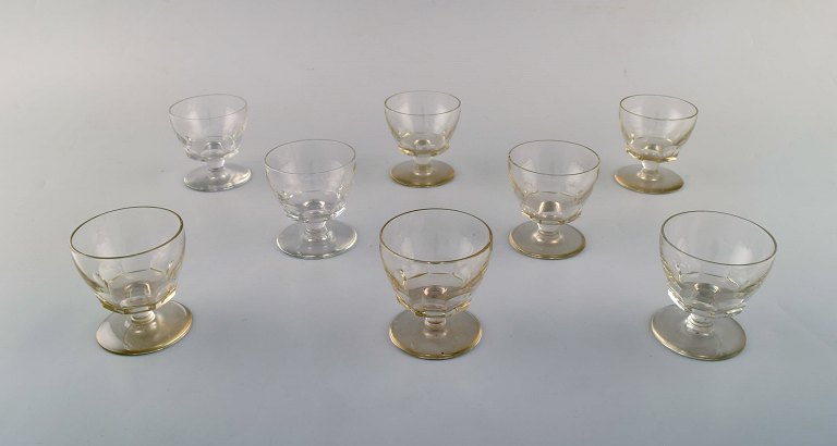Baccarat, France. Eight facet cut art deco glasses. Art glass, 1930 / 40
