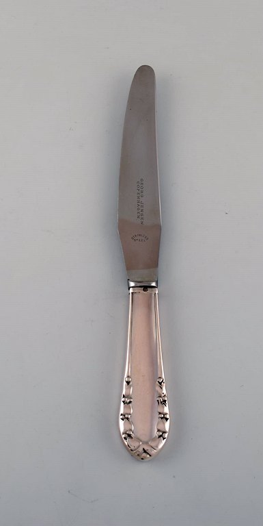 Georg Jensen "Lily of the Valley" large dinner knife in sterling silver and 
stainless steel. Dated 1915-30. Two pieces in stock.
