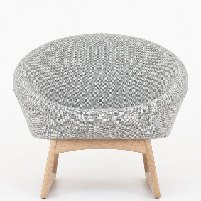Kurt Østervig / Klassik Studio
57A - Tub chair upholstered i Hallingdal 65 color 116 on sledgebase in soaped 
oak.
Availability: 6-8 weeks
Original condition
