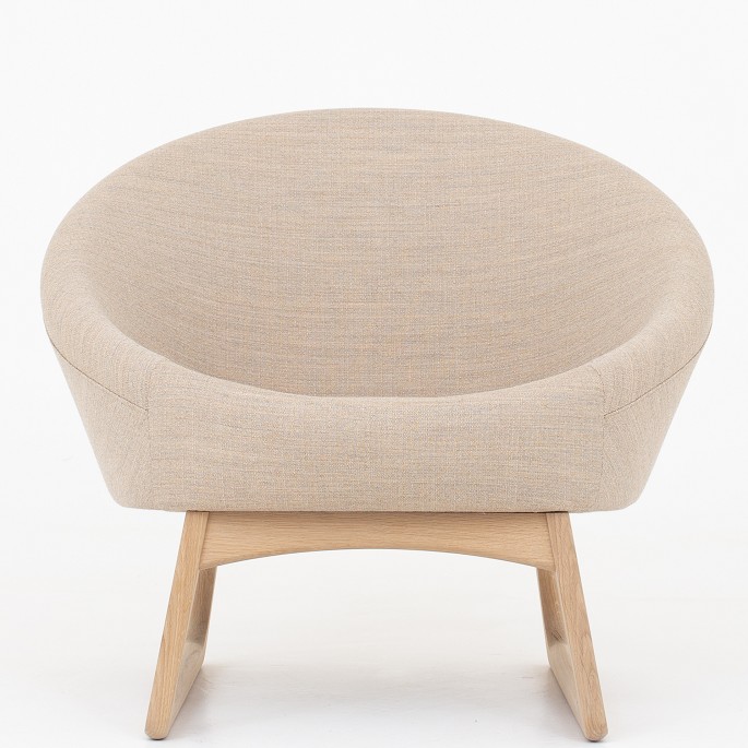Kurt Østervig / Klassik Studio
57A - Tub chair upholstered in Foss color 212 on a sledgeframe in soaped oak.
Availability: 6-8 weeks
Original condition
