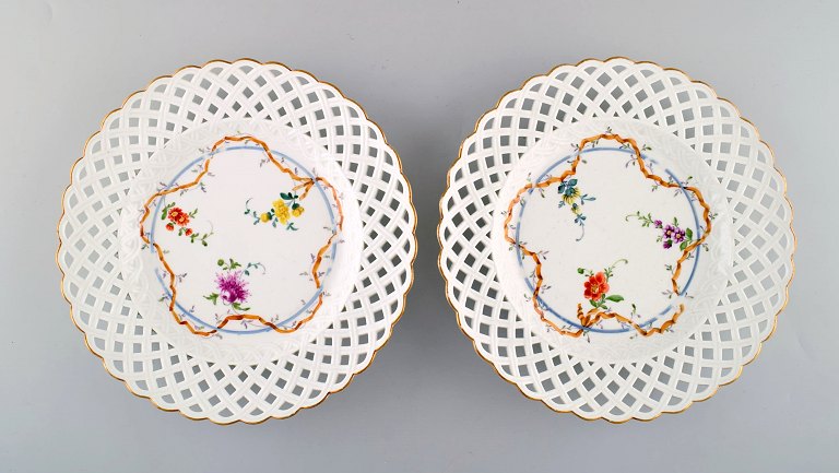 To antikke Meissen tallerkener i gennembrudt porcelæn med håndmalede blomster 
motiver. Museumskvalitet. Dateret 1773-1814. 
