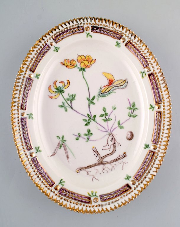 Stort Royal Copenhagen flora danica fad i håndmalet porcelæn. Dateret 1947.
