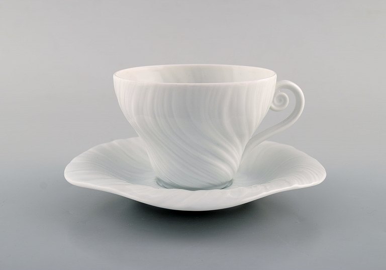Arje Griegst for Royal Copenhagen. Konkylie kaffekop med underkop i porcelæn.
