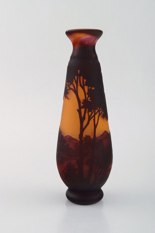 Emile Gallé, Frankrig. "Paysage" vase i mundblæst kunstglas. Motiv af landskab 
med solnedgang. Ca. 1900.
