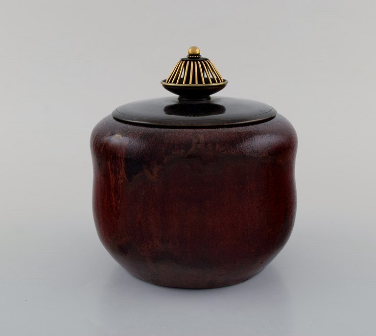 Patrick Nordstrøm/Carl Halier for Royal Copenhagen. Vase i glaseret keramik med 
tilhørende bronzelåg. 1920
