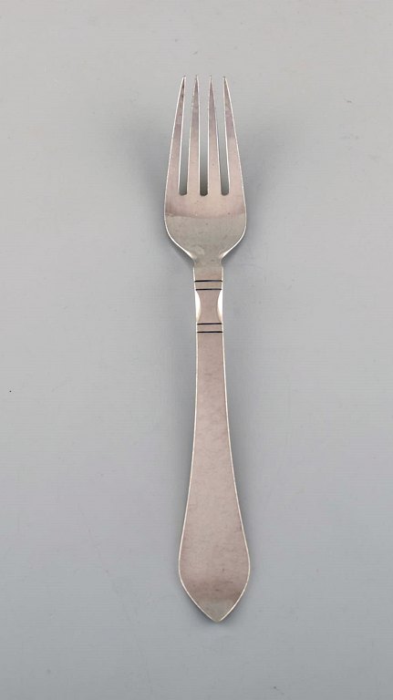 Georg Jensen "Continental" dinner fork in sterling silver. Dated 1933-44. Two 
pieces in stock.
