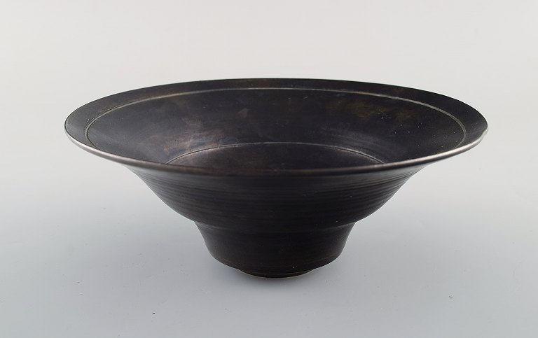 Lucie Rie (f. 1902, d. 1995) østrigsk-født britisk keramiker. Stilren skål i 
sortglaseret keramik. Eget værksted, ca. 1970.
