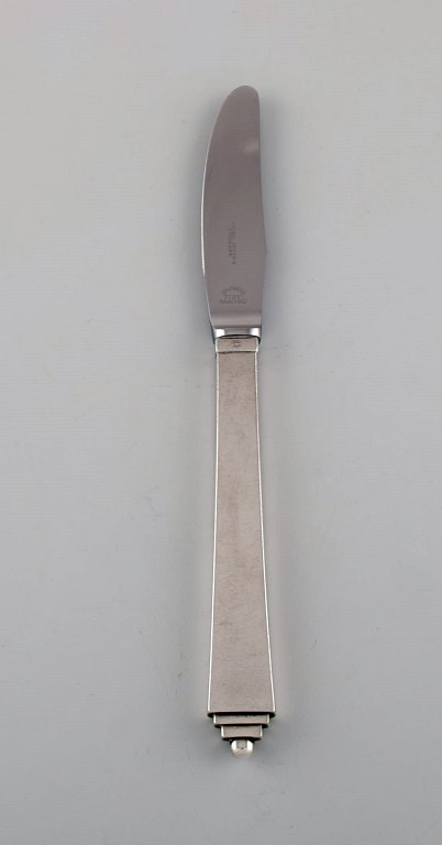 Georg Jensen Pyramid lunch knife in sterling silver and stainless steel. Eight 
pieces in stock.
