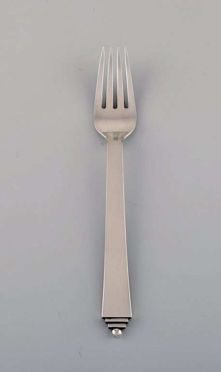 Georg Jensen Pyramid dinner fork in sterling silver. Dated 1933-44. Three pieces 
in stock.
