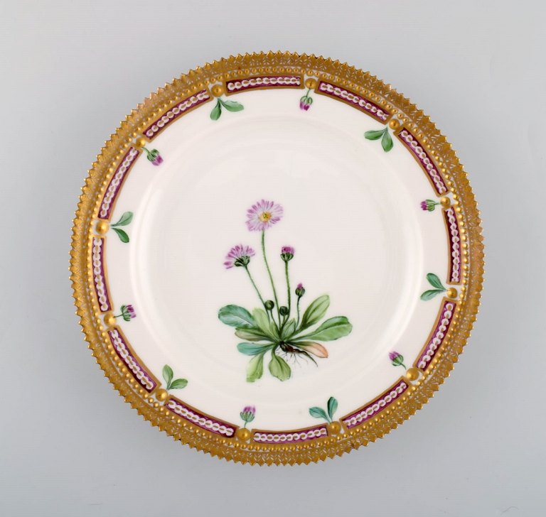 Royal Copenhagen flora danica tallerken i porcelæn med håndmalede blomster og 
gulddekoration. 
