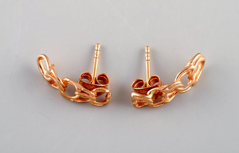 Scandinavian jeweler. A pair of 18 carat gold earrings. Mid 20th century.

