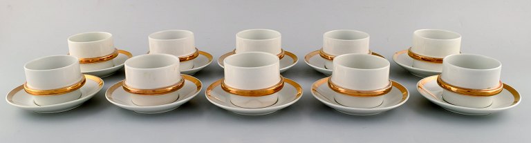 10 Arabia kopper med underkopper i porcelæn med gulddekoration. 1970