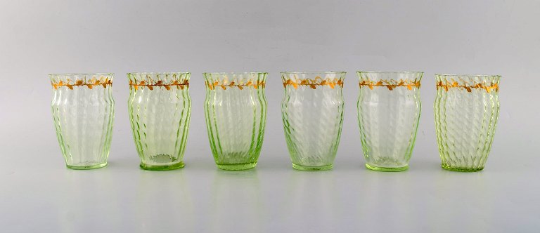 Emile Gallé (1846-1904). Seks tidlige og sjældne glas i mundblæst lysegrønt 
kunstglas med håndmalede guldekorationer i form af blade. Museumskvalitet, 
1870/80