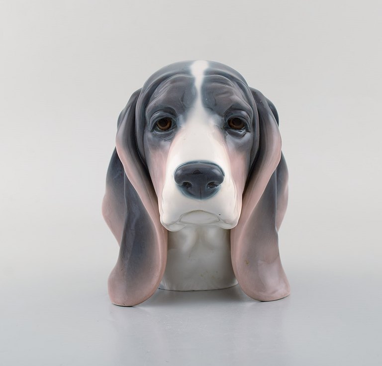 Lladro, Spain. Figure in glazed porcelain. Basset Hound. 1980