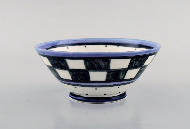 Danish ceramist. Unique bowl in hand-painted ceramics. Checkered design. Late 
20th century.
