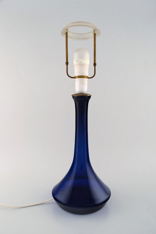 Holmegaard bordlampe i kongeblåt kunstglas med messing montering. 1960
