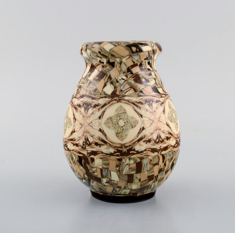 Jean Gerbino (1876-1966) for Vallauris. Vase i glaseret keramik med mosaik 
dekoration. Midt 1900-tallet.
