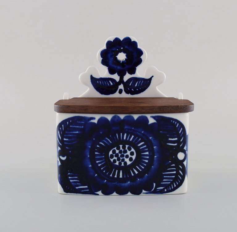 Gunvor Olin Gronqvist for Arabia. Porcelain salt box decorated with blue 
flowers. 1960 / 70