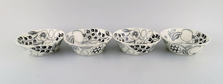 Birger Kaipiainen for Arabia. Four "Paratiisi" bowls in porcelain. Late 20th 
century.
