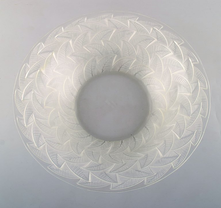 Early René Lalique. Large "Ormeaux" bowl in art glass with foliage. Model number 
3049. Dated before 1945. Designed 1931.
