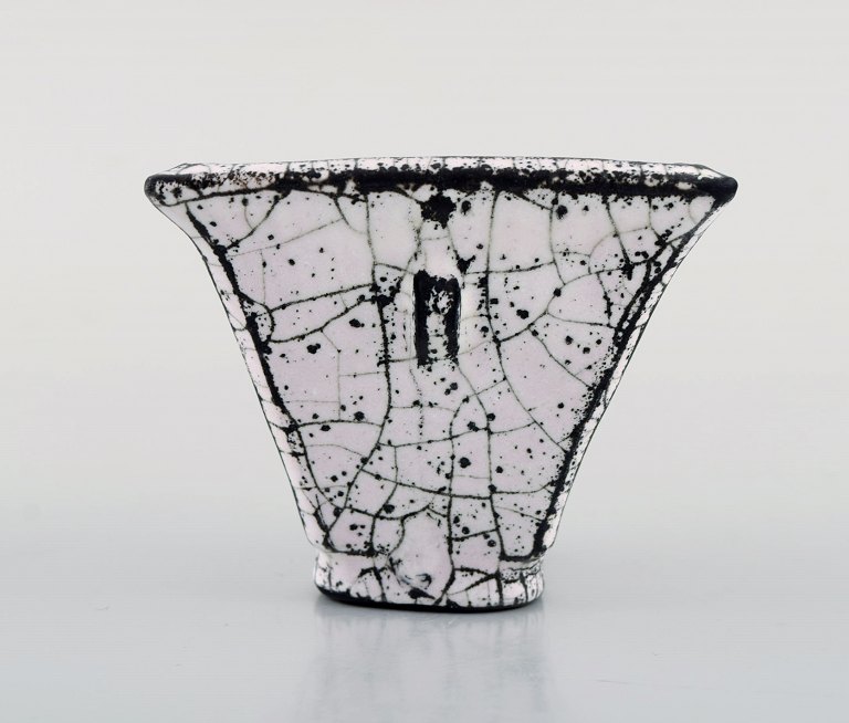 Svend Hammershøi for Kähler, HAK. Vase i glaseret stentøj. Smuk gråsort 
dobbeltglasur. 1930/40