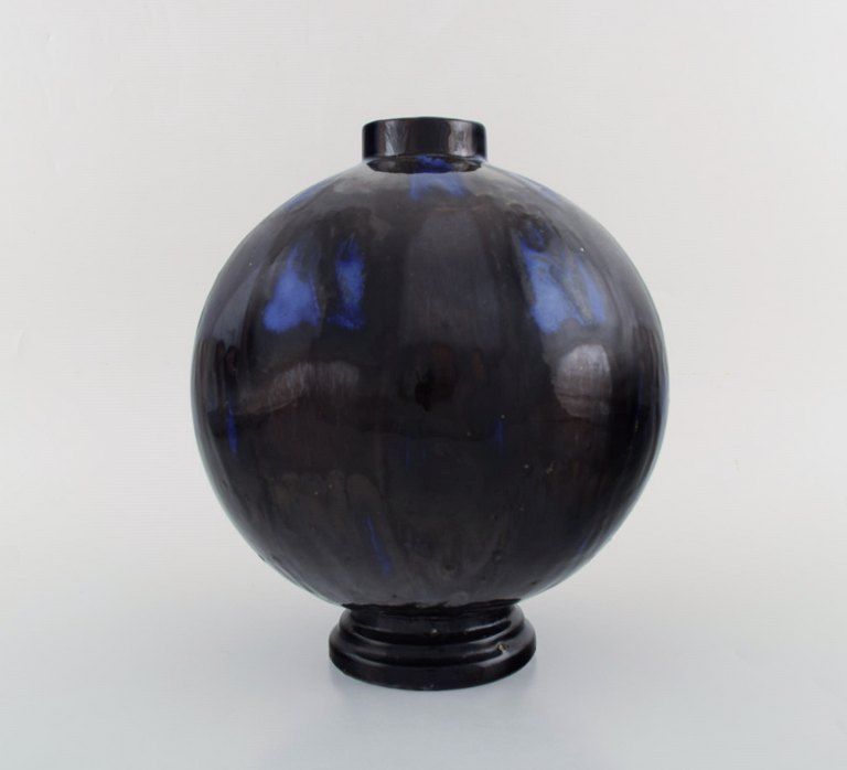 Henri Delcourt (1872-1963) for Boulogne sur Mer. Round art deco vase in glazed 
ceramics. Beautiful glaze in deep blue shades. 1920 / 30