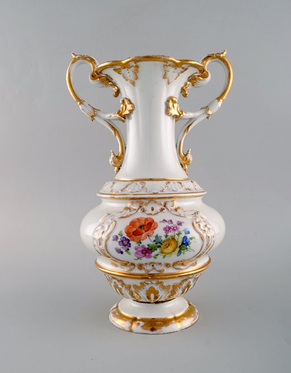 Stor antik Meissen vase med hanke i håndmalet porcelæn med blomster og 
gulddekoration. Sent 1800-tallet.
