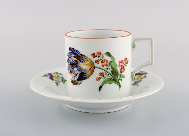 Antik meissen chokoladekop med underkop i håndmalet porcelæn dekoreret med 
blomster. Dateret 1814-15. 
