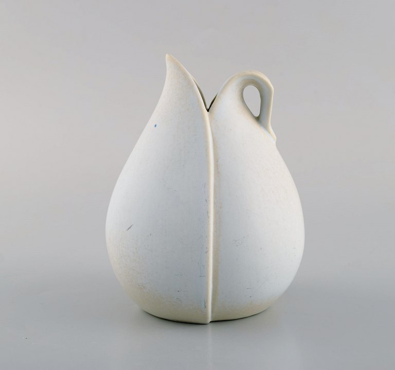 Stig Lindberg for Gustavsberg. Planteformet Endiv vase med hank i glaseret 
keramik. 1950/60