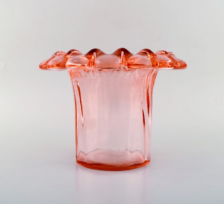 Ann and Göran Wärff for Kosta Boda. Large Krimolin vase in pink art glass. 20th 
century.
