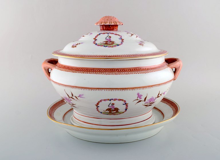 Samson, France. Large antique lidded tureen in hand-painted porcelain. Pink 
flowers and warriors on elephants. Chinese style, late 19th century.
