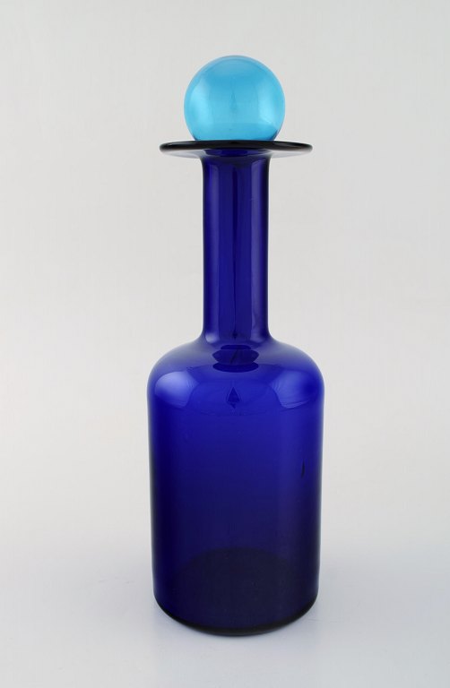 Otto Brauer for Holmegaard. Stor vase/flaske i blåt kunstglas med blå kugle. 
1960